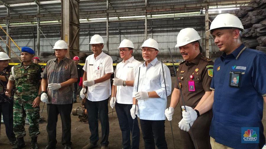Menteri Perdagangan Zulkifli Hasan siap memusnahkan produk baja tulangan beton (BjTB) yang tidak SNI di Cikande, Banten. (CNBC Indonesia/Martyasari Rizky)