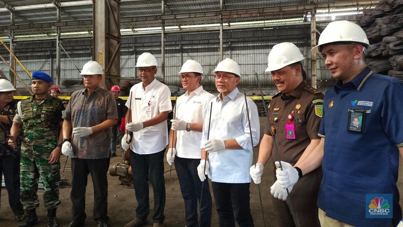 Menteri Perdagangan Zulkifli Hasan siap memusnahkan produk baja tulangan beton (BjTB) yang tidak SNI di Cikande, Banten. (CNBC Indonesia/Martyasari Rizky)