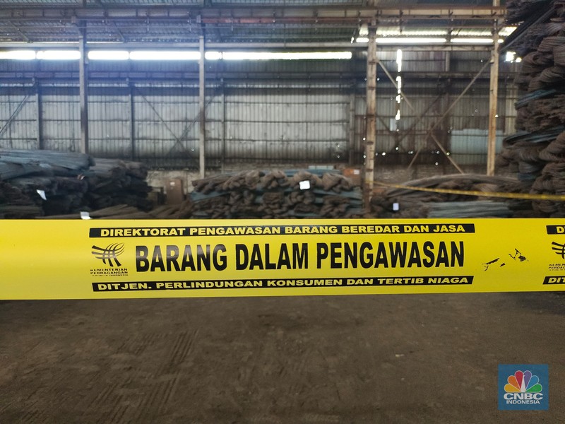 Menteri Perdagangan Zulkifli Hasan siap memusnahkan produk baja tulangan beton (BjTB) yang tidak SNI di Cikande, Banten. Menteri Perdagangan Zulkifli Hasan siap memusnahkan produk baja tulangan beton (BjTB) yang tidak SNI di Cikande, Banten. (CNBC Indonesia/Martyasari Rizky)