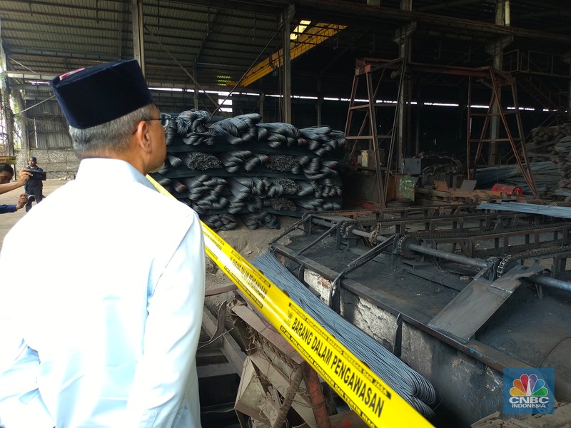 Menteri Perdagangan Zulkifli Hasan siap memusnahkan produk baja tulangan beton (BjTB) yang tidak SNI di Cikande, Banten. Menteri Perdagangan Zulkifli Hasan siap memusnahkan produk baja tulangan beton (BjTB) yang tidak SNI di Cikande, Banten. (CNBC Indonesia/Martyasari Rizky)