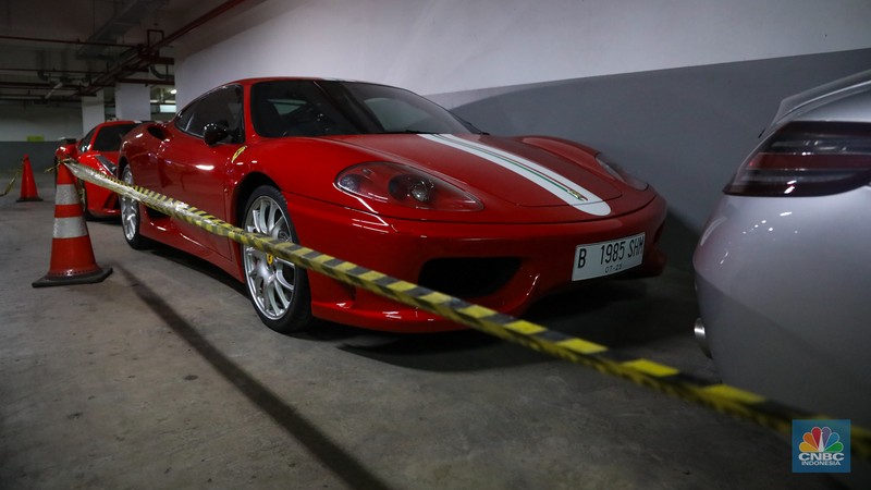 Mobil sitaan Kejaksaan Agung (Kejagung) milik tersangka kasus dugaan korupsi tata niaga timah, Harvey Moeis yang terparkir di Area Parkir Basement, Gedung Kejagung, Jakarta, Jumat (26/4/2024). (CNBC Indonesia/Faisal Rahman)