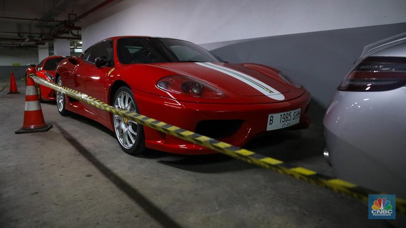 Mobil sitaan Kejaksaan Agung (Kejagung) milik tersangka kasus dugaan korupsi tata niaga timah, Harvey Moeis yang terparkir di Area Parkir Basement, Gedung Kejagung, Jakarta, Jumat (26/4/2024). (CNBC Indonesia/Faisal Rahman)