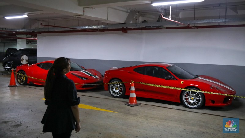 Mobil sitaan Kejaksaan Agung (Kejagung) milik tersangka kasus dugaan korupsi tata niaga timah, Harvey Moeis yang terparkir di Area Parkir Basement, Gedung Kejagung, Jakarta, Jumat (26/4/2024). (CNBC Indonesia/Faisal Rahman) Mobil sitaan Kejaksaan Agung (Kejagung) milik tersangka kasus dugaan korupsi tata niaga timah, Harvey Moeis yang terparkir di Area Parkir Basement, Gedung Kejagung, Jakarta, Jumat (26/4/2024). (CNBC Indonesia/Faisal Rahman)