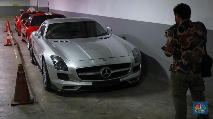 Mobil sitaan Kejaksaan Agung (Kejagung) milik tersangka kasus dugaan korupsi tata niaga timah, Harvey Moeis yang terparkir di Area Parkir Basement, Gedung Kejagung, Jakarta, Jumat (26/4/2024). (CNBC Indonesia/Faisal Rahman)