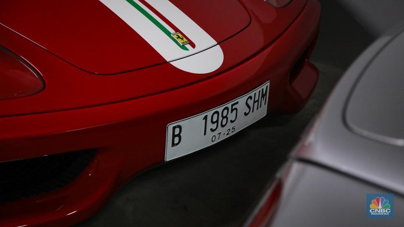Mobil sitaan Kejaksaan Agung (Kejagung) milik tersangka kasus dugaan korupsi tata niaga timah, Harvey Moeis yang terparkir di Area Parkir Basement, Gedung Kejagung, Jakarta, Jumat (26/4/2024). (CNBC Indonesia/Faisal Rahman)