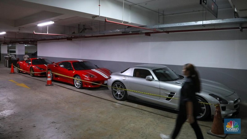 Mobil sitaan Kejaksaan Agung (Kejagung) milik tersangka kasus dugaan korupsi tata niaga timah, Harvey Moeis yang terparkir di Area Parkir Basement, Gedung Kejagung, Jakarta, Jumat (26/4/2024). (CNBC Indonesia/Faisal Rahman)