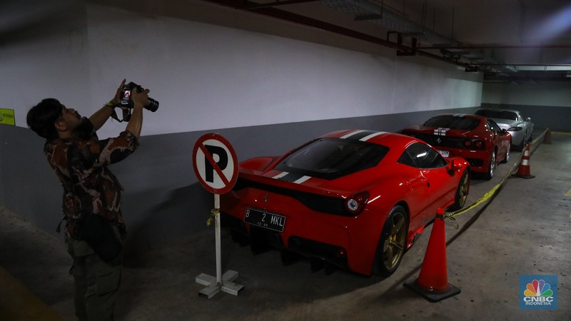 Mobil sitaan Kejaksaan Agung (Kejagung) milik tersangka kasus dugaan korupsi tata niaga timah, Harvey Moeis yang terparkir di Area Parkir Basement, Gedung Kejagung, Jakarta, Jumat (26/4/2024). (CNBC Indonesia/Faisal Rahman) Mobil sitaan Kejaksaan Agung (Kejagung) milik tersangka kasus dugaan korupsi tata niaga timah, Harvey Moeis yang terparkir di Area Parkir Basement, Gedung Kejagung, Jakarta, Jumat (26/4/2024). (CNBC Indonesia/Faisal Rahman)