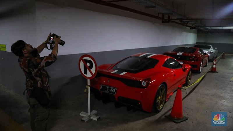 Mobil sitaan Kejaksaan Agung (Kejagung) milik tersangka kasus dugaan korupsi tata niaga timah, Harvey Moeis yang terparkir di Area Parkir Basement, Gedung Kejagung, Jakarta, Jumat (26/4/2024). (CNBC Indonesia/Faisal Rahman)