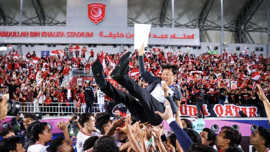 Pelatih Timnas Indonesia Shin Tae-yong diangkat para pemain usai berhasil menaklukkan Korea Selatan U-23 di babak perempat final Piala Asia U-23 di Stadion Abdullah bin Khalifa, Doha, Qatar, Jumat (26/4/2024). (Dok. AFC)