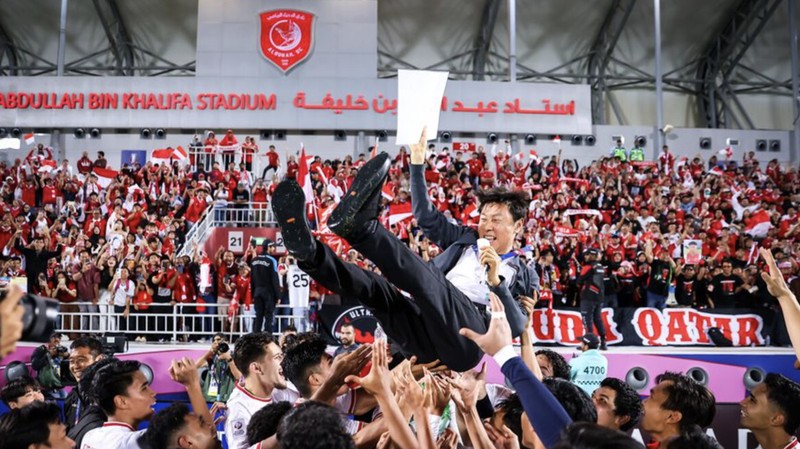 Pelatih Timnas Indonesia Shin Tae-yong diangkat para pemain usai berhasil menaklukkan Korea Selatan U-23 di babak perempat final Piala Asia U-23 di Stadion Abdullah bin Khalifa, Doha, Qatar, Jumat (26/4/2024). (Dok. AFC)