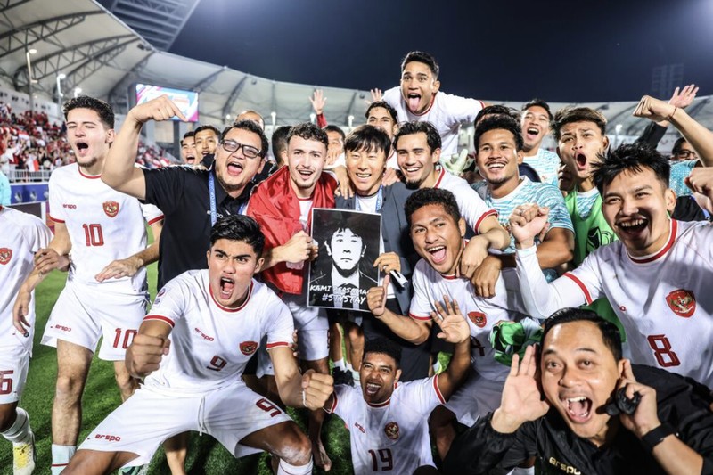 Pelatih Timnas Indonesia Shin Tae-yong diangkat para pemain usai berhasil menaklukkan Korea Selatan U-23 di babak perempat final Piala Asia U-23 di Stadion Abdullah bin Khalifa, Doha, Qatar, Jumat (26/4/2024). Pelatih Timnas Indonesia Shin Tae-yong diangkat para pemain usai berhasil menaklukkan Korea Selatan U-23 di babak perempat final Piala Asia U-23 di Stadion Abdullah bin Khalifa, Doha, Qatar, Jumat (26/4/2024). (Dok. AFC)