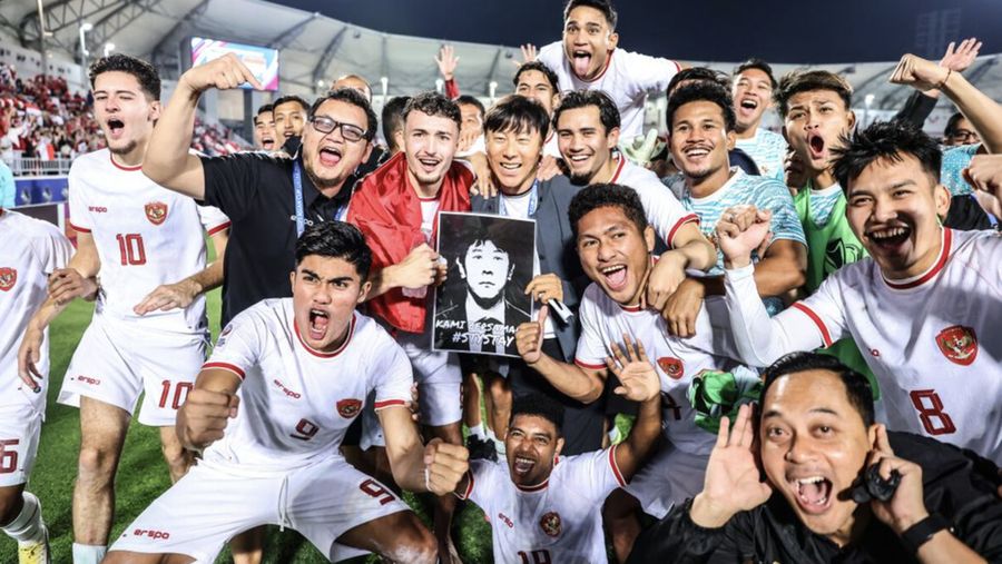 Pelatih Timnas Indonesia Shin Tae-yong diangkat para pemain usai berhasil menaklukkan Korea Selatan U-23 di babak perempat final Piala Asia U-23 di Stadion Abdullah bin Khalifa, Doha, Qatar, Jumat (26/4/2024). Pelatih Timnas Indonesia Shin Tae-yong diangkat para pemain usai berhasil menaklukkan Korea Selatan U-23 di babak perempat final Piala Asia U-23 di Stadion Abdullah bin Khalifa, Doha, Qatar, Jumat (26/4/2024). (Dok. AFC)