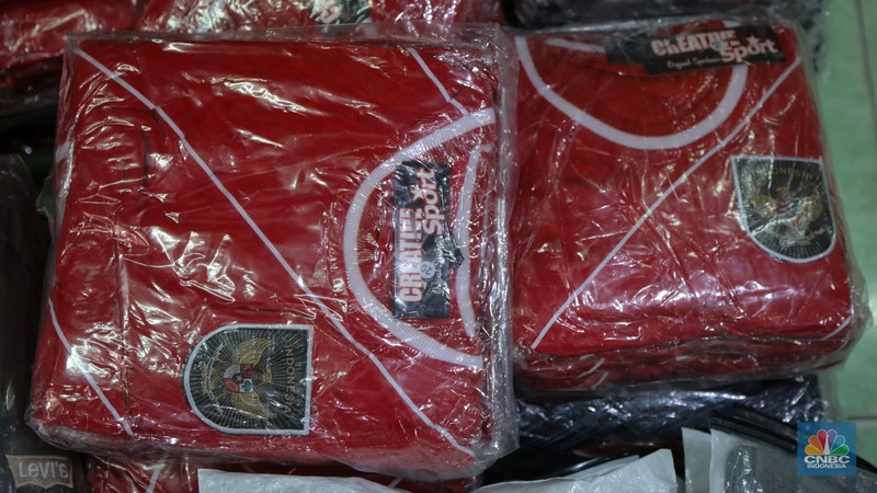 Pembeli memilih jersey sepak bola yang dijual pada salah satu toko di kawasan Pasar Baru, Jakarta, Jumat (26/4/2024). (CNBC Indonesia/Faisal Rahman) Pembeli memilih jersey sepak bola yang dijual pada salah satu toko di kawasan Pasar Baru, Jakarta, Jumat (26/4/2024). (CNBC Indonesia/Faisal Rahman)
