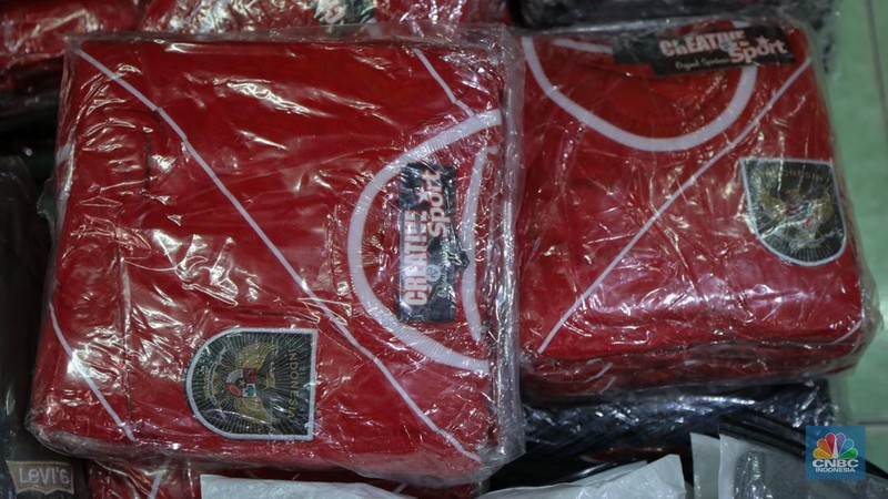 Pembeli memilih jersey sepak bola yang dijual pada salah satu toko di kawasan Pasar Baru, Jakarta, Jumat (26/4/2024). (CNBC Indonesia/Faisal Rahman)