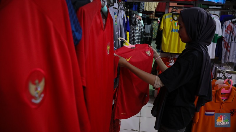 Pembeli memilih jersey sepak bola yang dijual pada salah satu toko di kawasan Pasar Baru, Jakarta, Jumat (26/4/2024). (CNBC Indonesia/Faisal Rahman) Pembeli memilih jersey sepak bola yang dijual pada salah satu toko di kawasan Pasar Baru, Jakarta, Jumat (26/4/2024). (CNBC Indonesia/Faisal Rahman)