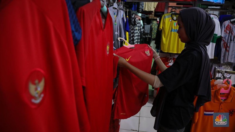Pembeli memilih jersey sepak bola yang dijual pada salah satu toko di kawasan Pasar Baru, Jakarta, Jumat (26/4/2024). (CNBC Indonesia/Faisal Rahman)