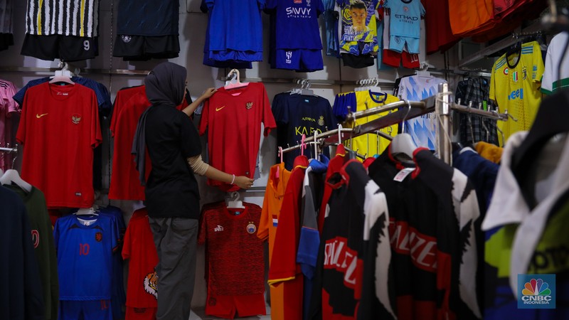 Pembeli memilih jersey sepak bola yang dijual pada salah satu toko di kawasan Pasar Baru, Jakarta, Jumat (26/4/2024). (CNBC Indonesia/Faisal Rahman) Pembeli memilih jersey sepak bola yang dijual pada salah satu toko di kawasan Pasar Baru, Jakarta, Jumat (26/4/2024). (CNBC Indonesia/Faisal Rahman)
