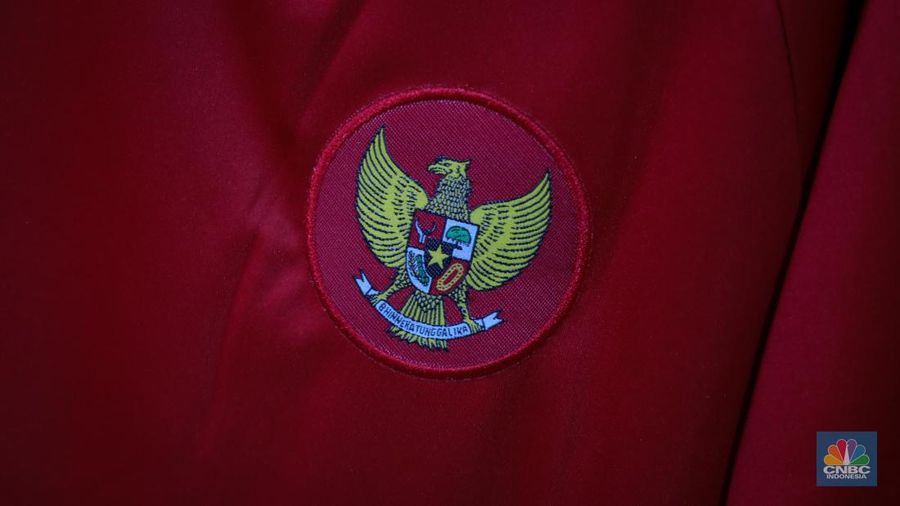 Pembeli memilih jersey sepak bola yang dijual pada salah satu toko di kawasan Pasar Baru, Jakarta, Jumat (26/4/2024). (CNBC Indonesia/Faisal Rahman)