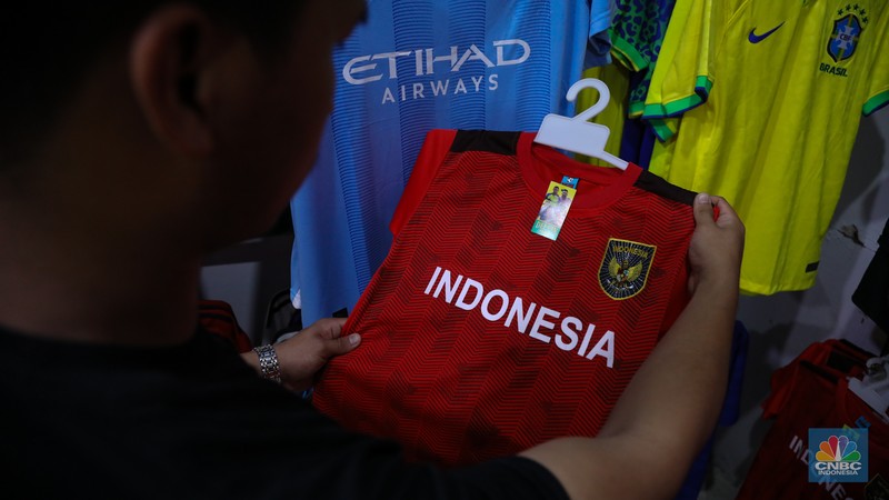Pembeli memilih jersey sepak bola yang dijual pada salah satu toko di kawasan Pasar Baru, Jakarta, Jumat (26/4/2024). (CNBC Indonesia/Faisal Rahman) Pembeli memilih jersey sepak bola yang dijual pada salah satu toko di kawasan Pasar Baru, Jakarta, Jumat (26/4/2024). (CNBC Indonesia/Faisal Rahman)