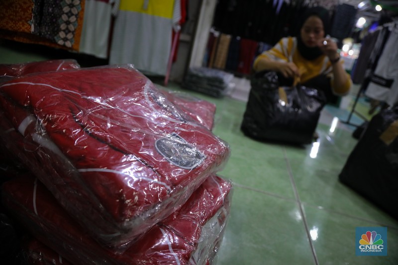 Pembeli memilih jersey sepak bola yang dijual pada salah satu toko di kawasan Pasar Baru, Jakarta, Jumat (26/4/2024). (CNBC Indonesia/Faisal Rahman) Pembeli memilih jersey sepak bola yang dijual pada salah satu toko di kawasan Pasar Baru, Jakarta, Jumat (26/4/2024). (CNBC Indonesia/Faisal Rahman)