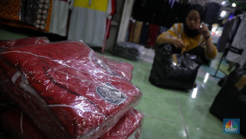 Pembeli memilih jersey sepak bola yang dijual pada salah satu toko di kawasan Pasar Baru, Jakarta, Jumat (26/4/2024). (CNBC Indonesia/Faisal Rahman)