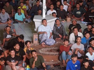 Keseruan Nobar Timnas di Setda Blora, Bupati Sarungan dan Duduk Lesehan