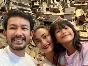 Rio Dewanto Cerita Rutinitas Antar Anak ke Sekolah