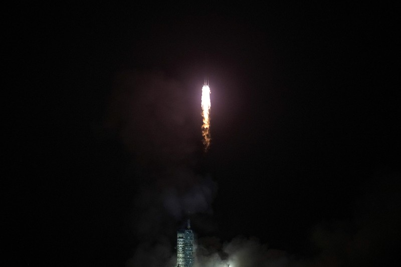 Astronot Tiongkok untuk misi Shenzhou-18, dari kanan, Ye Guangfu, Li Cong, dan Li Guangsu melambai saat mereka menghadiri upacara pelepasan misi luar angkasa berawak mereka di Pusat Peluncuran Satelit Jiuquan di barat laut Tiongkok, Kamis, 25 April. 2024. (AP/Andy Wong) Astronot Tiongkok untuk misi Shenzhou-18, dari kanan, Ye Guangfu, Li Cong, dan Li Guangsu melambai saat mereka menghadiri upacara pelepasan misi luar angkasa berawak mereka di Pusat Peluncuran Satelit Jiuquan di barat laut Tiongkok, Kamis, 25 April. 2024. (AP/Andy Wong)