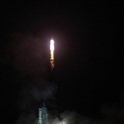 Roket China Jatuh dari Langit, Warga Kabur Dikepung Gas Kanker