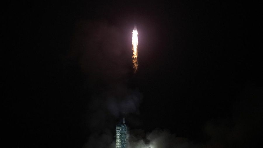 Roket Long March yang membawa awak astronot Tiongkok di pesawat ruang angkasa Shenzhou-18 lepas landas di Pusat Peluncuran Satelit Jiuquan di barat laut Tiongkok, Kamis, 25 April 2024. (AP Photo/Andy Wong)