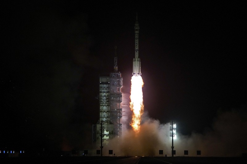 Astronot Tiongkok untuk misi Shenzhou-18, dari kanan, Ye Guangfu, Li Cong, dan Li Guangsu melambai saat mereka menghadiri upacara pelepasan misi luar angkasa berawak mereka di Pusat Peluncuran Satelit Jiuquan di barat laut Tiongkok, Kamis, 25 April. 2024. (AP/Andy Wong) Astronot Tiongkok untuk misi Shenzhou-18, dari kanan, Ye Guangfu, Li Cong, dan Li Guangsu melambai saat mereka menghadiri upacara pelepasan misi luar angkasa berawak mereka di Pusat Peluncuran Satelit Jiuquan di barat laut Tiongkok, Kamis, 25 April. 2024. (AP/Andy Wong)