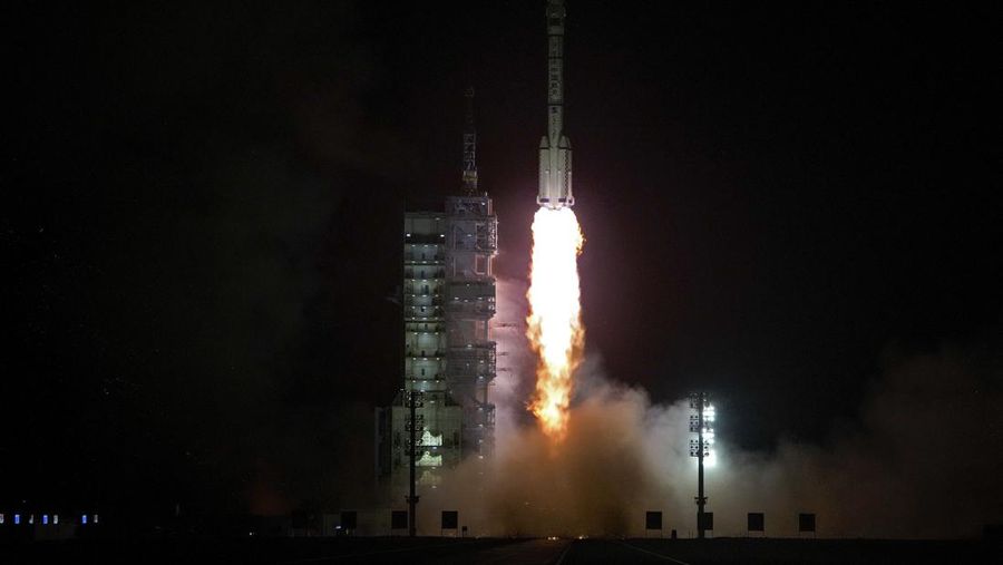 Astronot Tiongkok untuk misi Shenzhou-18, dari kanan, Ye Guangfu, Li Cong, dan Li Guangsu melambai saat mereka menghadiri upacara pelepasan misi luar angkasa berawak mereka di Pusat Peluncuran Satelit Jiuquan di barat laut Tiongkok, Kamis, 25 April. 2024. (AP/Andy Wong)
