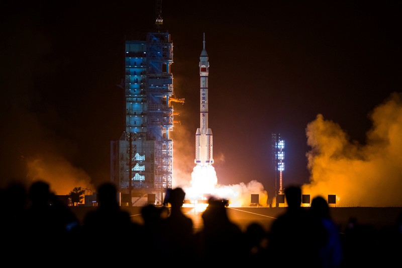 Astronot Tiongkok untuk misi Shenzhou-18, dari kanan, Ye Guangfu, Li Cong, dan Li Guangsu melambai saat mereka menghadiri upacara pelepasan misi luar angkasa berawak mereka di Pusat Peluncuran Satelit Jiuquan di barat laut Tiongkok, Kamis, 25 April. 2024. (AP/Andy Wong) Astronot Tiongkok untuk misi Shenzhou-18, dari kanan, Ye Guangfu, Li Cong, dan Li Guangsu melambai saat mereka menghadiri upacara pelepasan misi luar angkasa berawak mereka di Pusat Peluncuran Satelit Jiuquan di barat laut Tiongkok, Kamis, 25 April. 2024. (AP/Andy Wong)