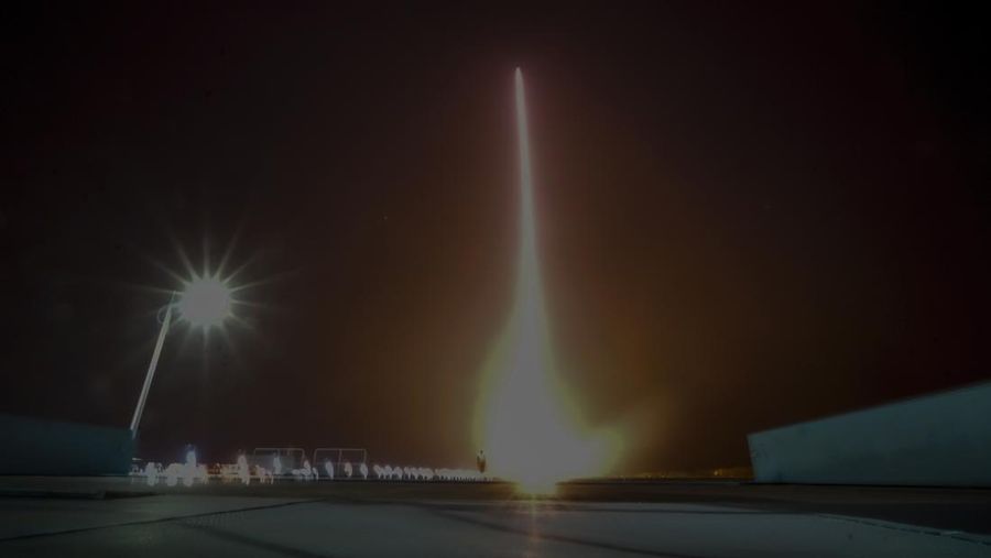 Astronot Tiongkok untuk misi Shenzhou-18, dari kanan, Ye Guangfu, Li Cong, dan Li Guangsu melambai saat mereka menghadiri upacara pelepasan misi luar angkasa berawak mereka di Pusat Peluncuran Satelit Jiuquan di barat laut Tiongkok, Kamis, 25 April. 2024. (AP/Andy Wong)