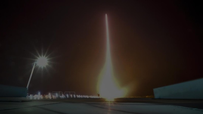 Astronot Tiongkok untuk misi Shenzhou-18, dari kanan, Ye Guangfu, Li Cong, dan Li Guangsu melambai saat mereka menghadiri upacara pelepasan misi luar angkasa berawak mereka di Pusat Peluncuran Satelit Jiuquan di barat laut Tiongkok, Kamis, 25 April. 2024. (AP/Andy Wong)