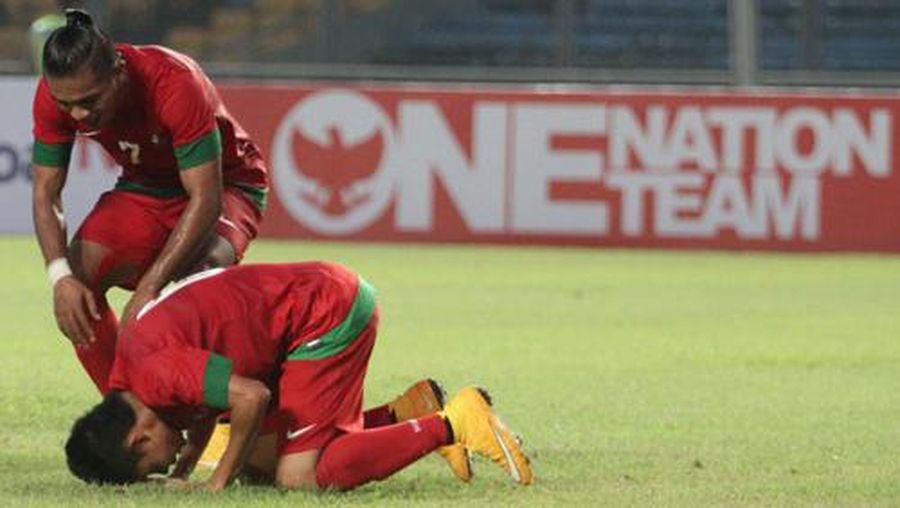 Salah satu pemain Timnas Indonesia melakukan sujud Syukur usai berlaga di AFF Suzuki Cup 2014. (Dok. PSSI/File Foto)