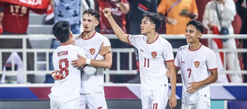 Pelatih Timnas Indonesia Shin Tae-yong diangkat para pemain usai berhasil menaklukkan Korea Selatan U-23 di babak perempat final Piala Asia U-23 di Stadion Abdullah bin Khalifa, Doha, Qatar, Jumat (26/4/2024). Pelatih Timnas Indonesia Shin Tae-yong diangkat para pemain usai berhasil menaklukkan Korea Selatan U-23 di babak perempat final Piala Asia U-23 di Stadion Abdullah bin Khalifa, Doha, Qatar, Jumat (26/4/2024). (Dok. AFC)