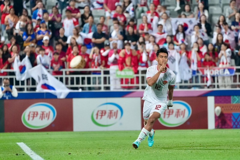 Pelatih Timnas Indonesia Shin Tae-yong diangkat para pemain usai berhasil menaklukkan Korea Selatan U-23 di babak perempat final Piala Asia U-23 di Stadion Abdullah bin Khalifa, Doha, Qatar, Jumat (26/4/2024). Pelatih Timnas Indonesia Shin Tae-yong diangkat para pemain usai berhasil menaklukkan Korea Selatan U-23 di babak perempat final Piala Asia U-23 di Stadion Abdullah bin Khalifa, Doha, Qatar, Jumat (26/4/2024). (Dok. AFC)