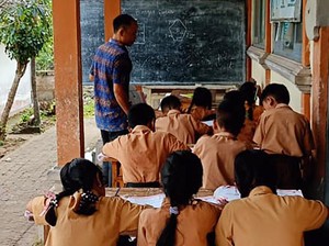 Kelas Jebol, Siswa SD Nusa Penida Belajar di Emper
