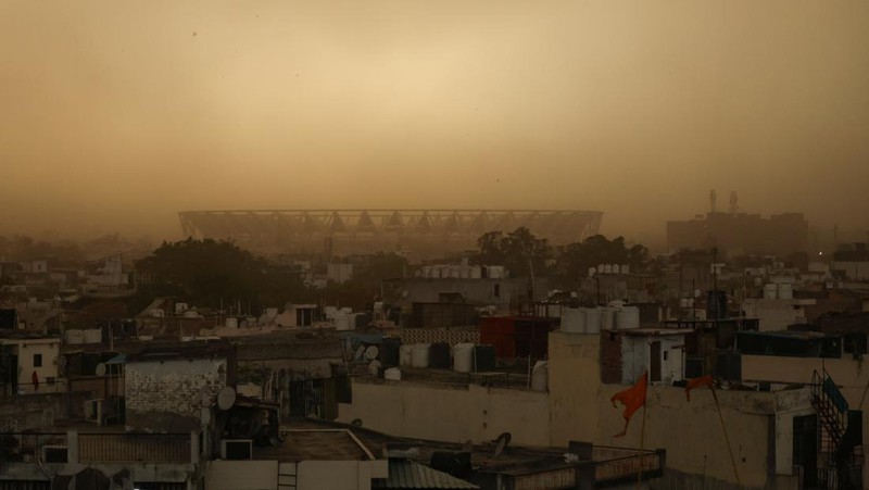 Suhu yang panas tengah melanda Bengaluru, Karnataka, India. (REUTERS/Navesh Chitrakar)