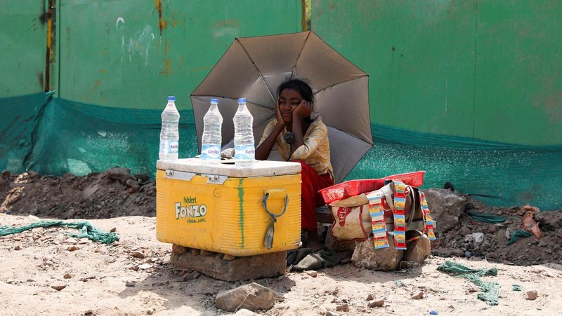 Suhu yang panas tengah melanda Bengaluru, Karnataka, India. (REUTERS/Navesh Chitrakar)