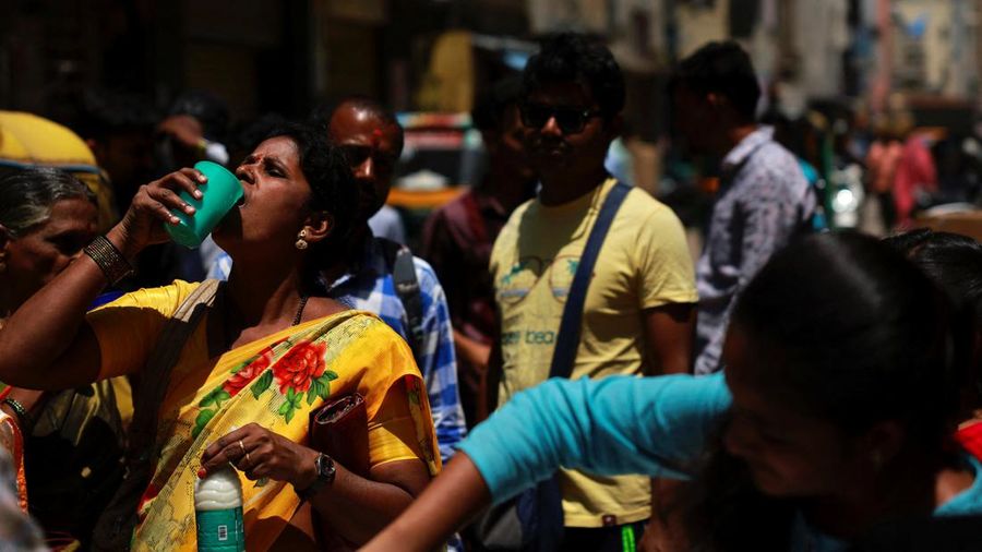 Suhu yang panas tengah melanda Bengaluru, Karnataka, India. (REUTERS/Navesh Chitrakar)