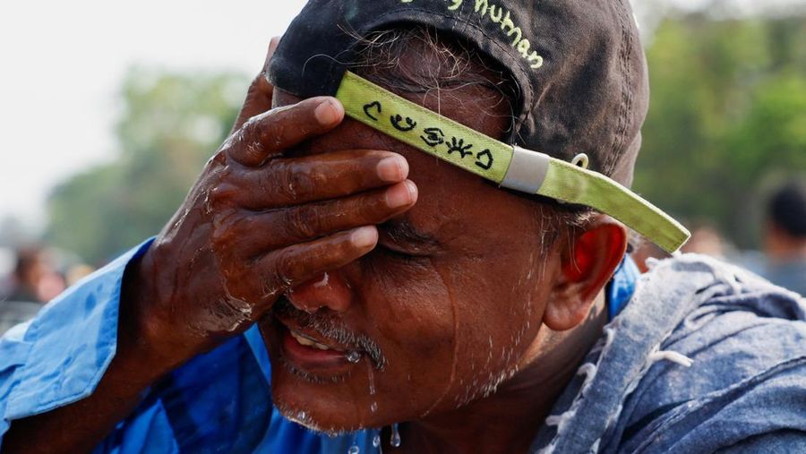 Suhu yang panas tengah melanda Bengaluru, Karnataka, India. (REUTERS/Navesh Chitrakar)