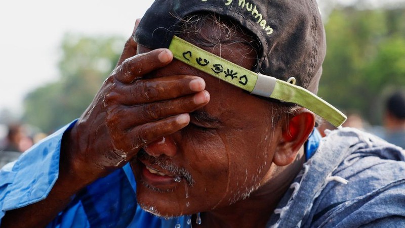 Suhu yang panas tengah melanda Bengaluru, Karnataka, India. (REUTERS/Navesh Chitrakar)