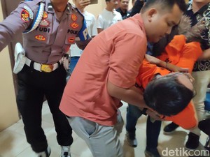 Tangis Tersangka Perburuan Badak Jawa: Histeris Sampai Digotong Polisi