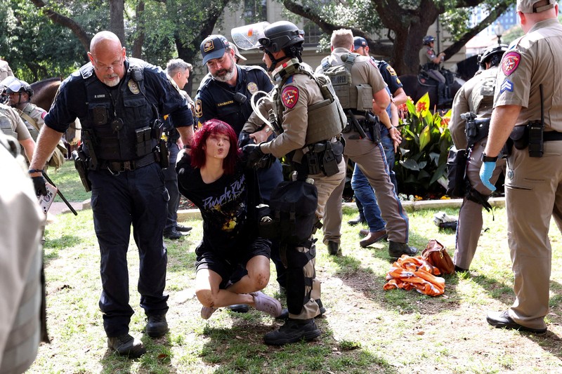 Bentrokan terjadi antara polisi dan mahasiswa di Amerika Serikat (AS) yang menentang serangan Israel di Jalur Gaza. (via REUTERS/Jay Janner/USA Today Network)