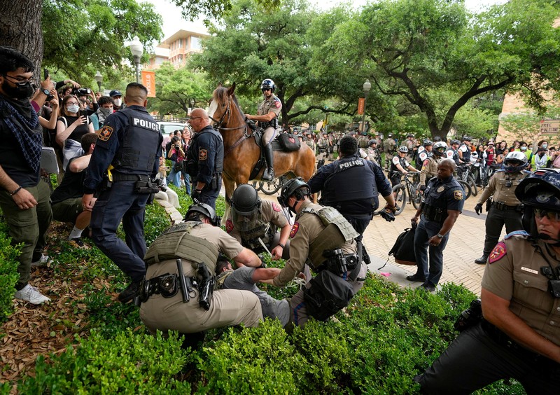 Bentrokan terjadi antara polisi dan mahasiswa di Amerika Serikat (AS) yang menentang serangan Israel di Jalur Gaza. (via REUTERS/Jay Janner/USA Today Network) Bentrokan terjadi antara polisi dan mahasiswa di Amerika Serikat (AS) yang menentang serangan Israel di Jalur Gaza. (via REUTERS/Jay Janner/USA Today Network)