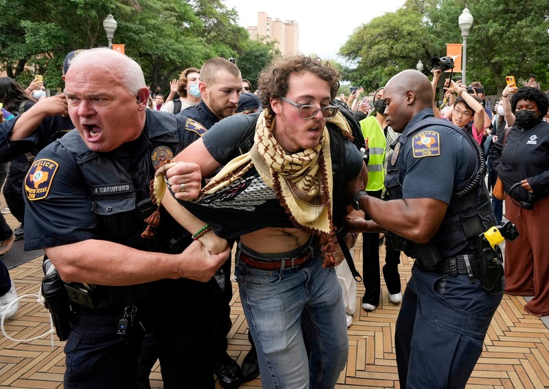 Bentrokan terjadi antara polisi dan mahasiswa di Amerika Serikat (AS) yang menentang serangan Israel di Jalur Gaza. (via REUTERS/Jay Janner/USA Today Network) Bentrokan terjadi antara polisi dan mahasiswa di Amerika Serikat (AS) yang menentang serangan Israel di Jalur Gaza. (via REUTERS/Jay Janner/USA Today Network)