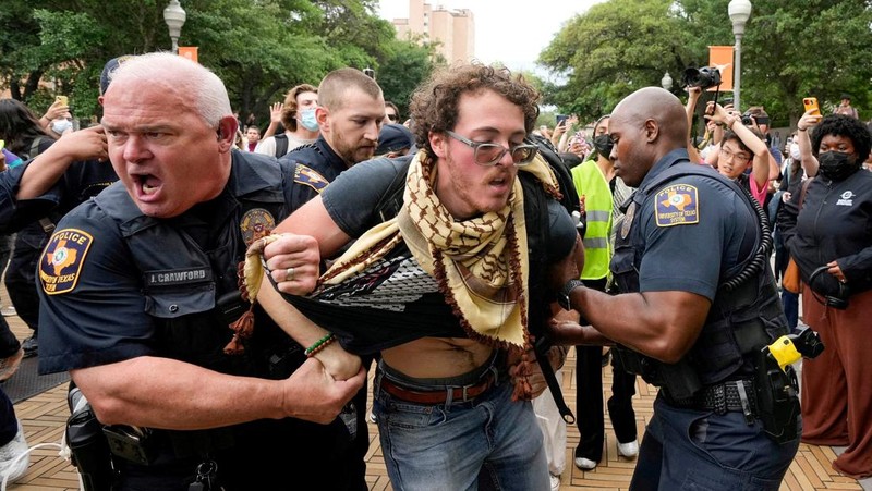 Bentrokan terjadi antara polisi dan mahasiswa di Amerika Serikat (AS) yang menentang serangan Israel di Jalur Gaza. (via REUTERS/Jay Janner/USA Today Network)
