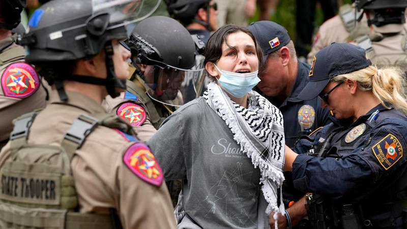 Bentrokan terjadi antara polisi dan mahasiswa di Amerika Serikat (AS) yang menentang serangan Israel di Jalur Gaza. (via REUTERS/Jay Janner/USA Today Network)